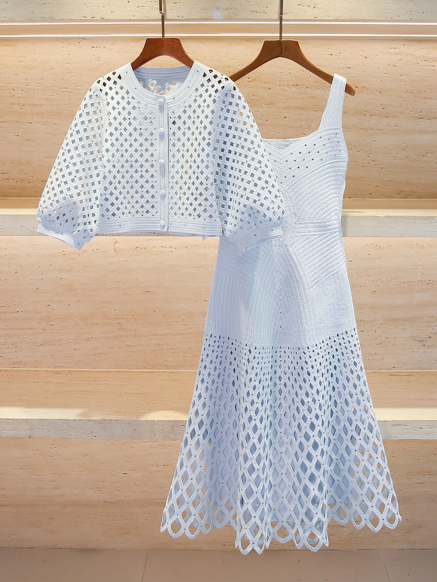 Conjunto Feminino de Luxo M Home Nan You: Jaqueta de Malha com Manga Lanterna e Vestido de Alça com Strass – Coleção Primaver...