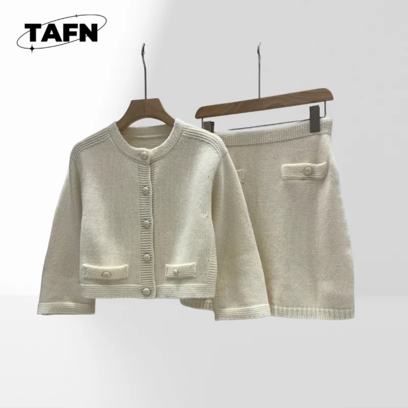 

25. Ранняя осень. Новая короткая трикотажная верхняя юбка с толстыми иглами. Стильный женский комплект с юбкой, повседневный дизайн с летом AG2815.