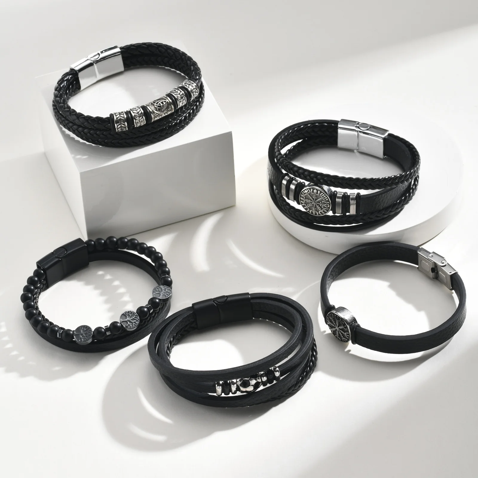 Vnox Herren Mehrschichtiges Lederarmband, Nordisches Wikinger-Kompass-Lebensbaum-Fußball-Perlenarmband, Schmuckgeschenk mit Magnetverschluss – Detail 1