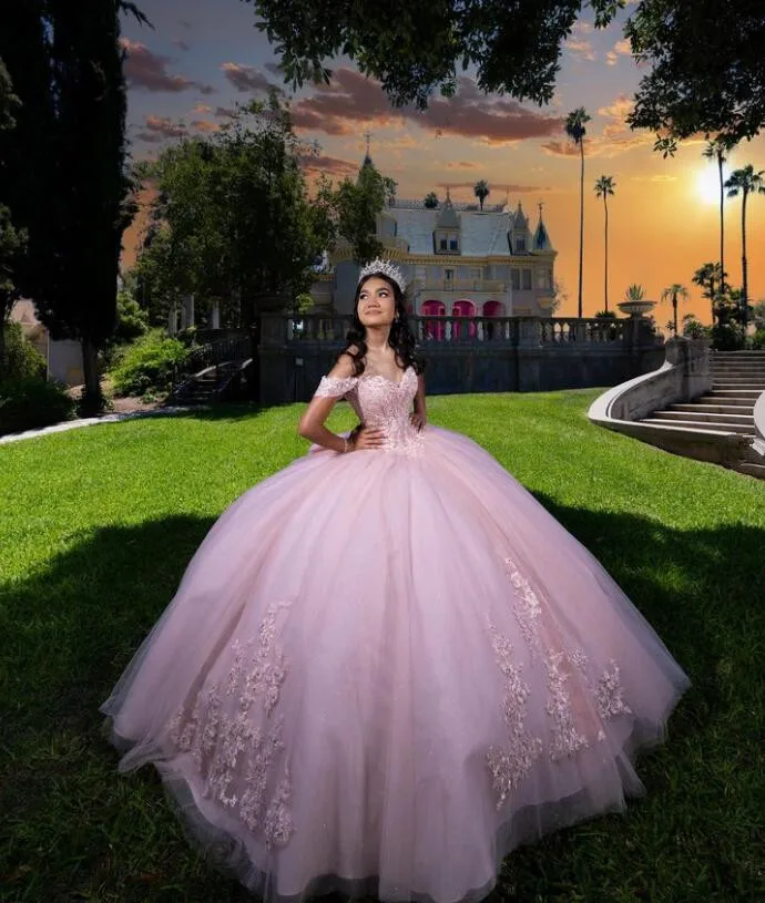 فساتين Quinceanera مكشوفة الأكتاف مع زينة زهور ، فستان أميرة وردي ، مشد برباط وتنورة ، 15 سنة ،