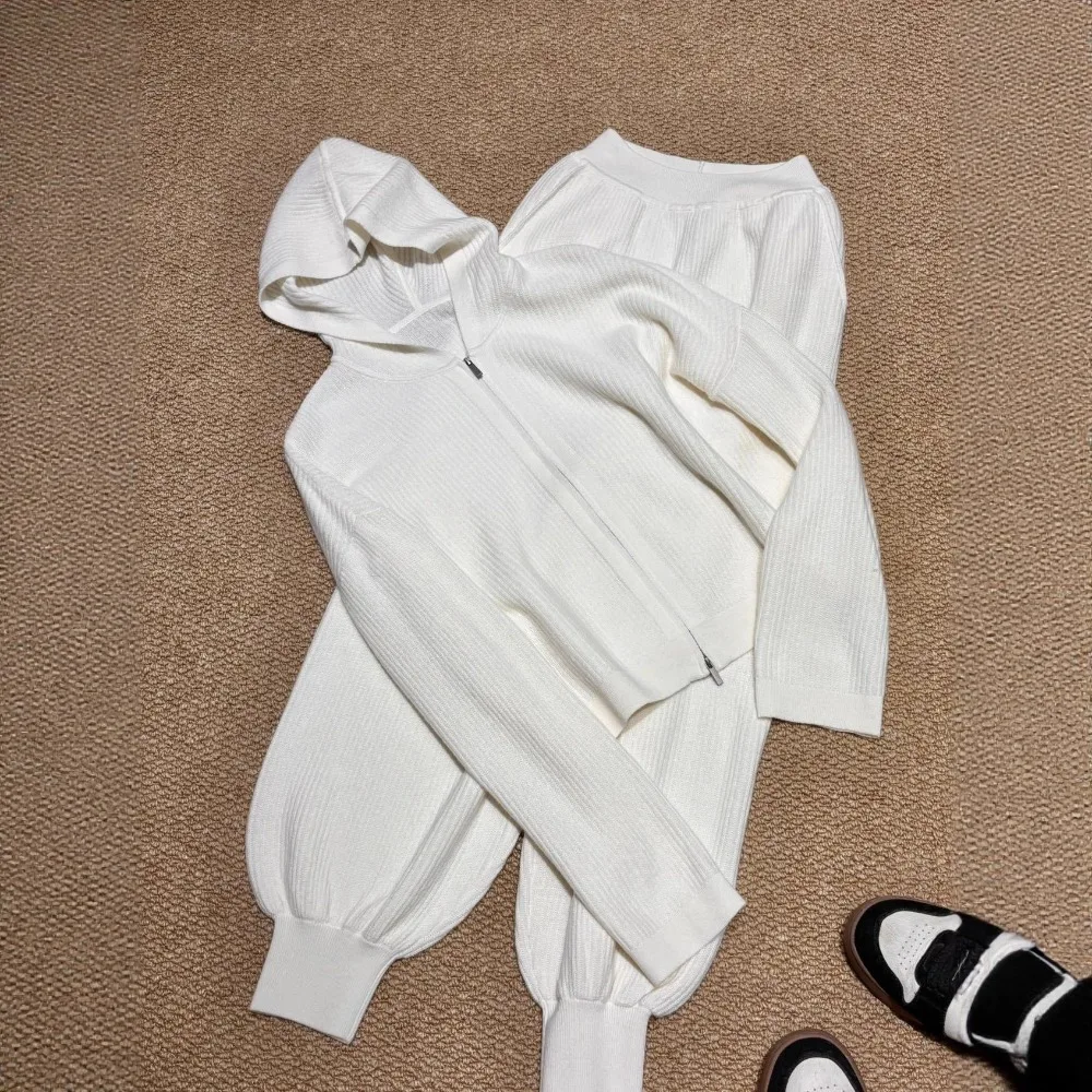 Nowy jesienno-zimowy komplet: kardigan z kapturem, legginsy i spodnie z szerokimi nogawkami, wykonany w 100% z wełny owczej.