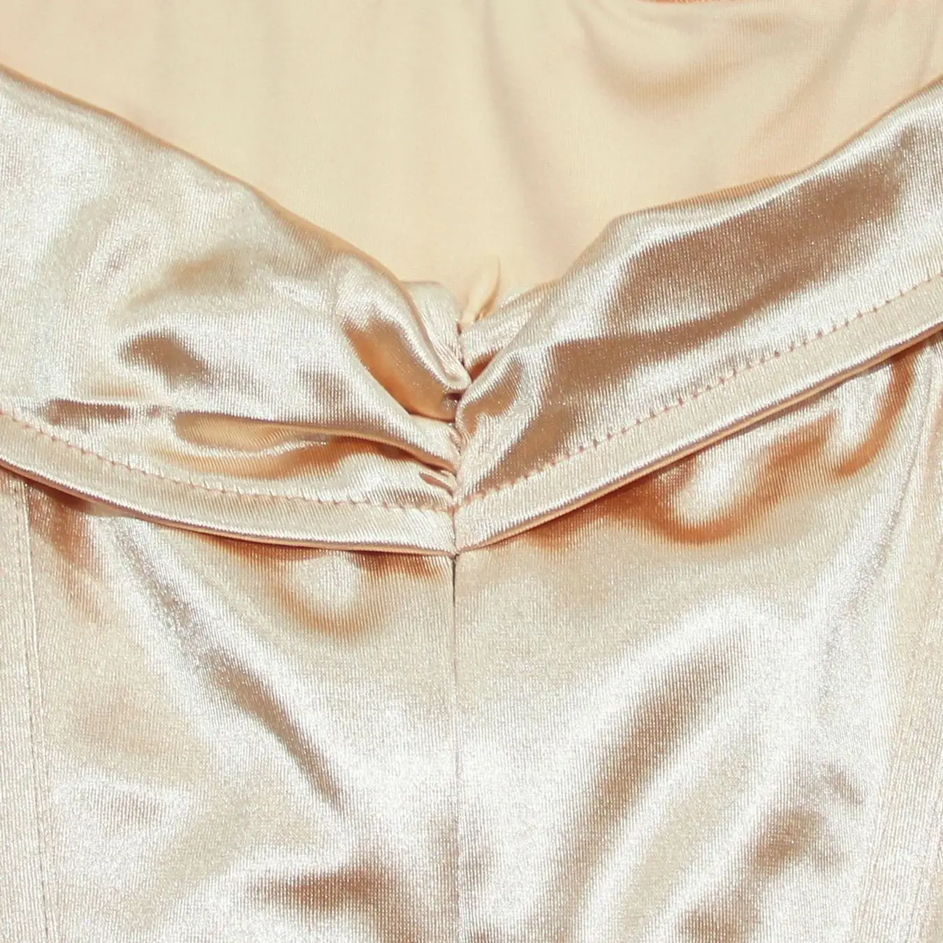 Abito formale in raso con spacco sulla coscia con corsetto a lisca di pesce arricciato con spalle scoperte