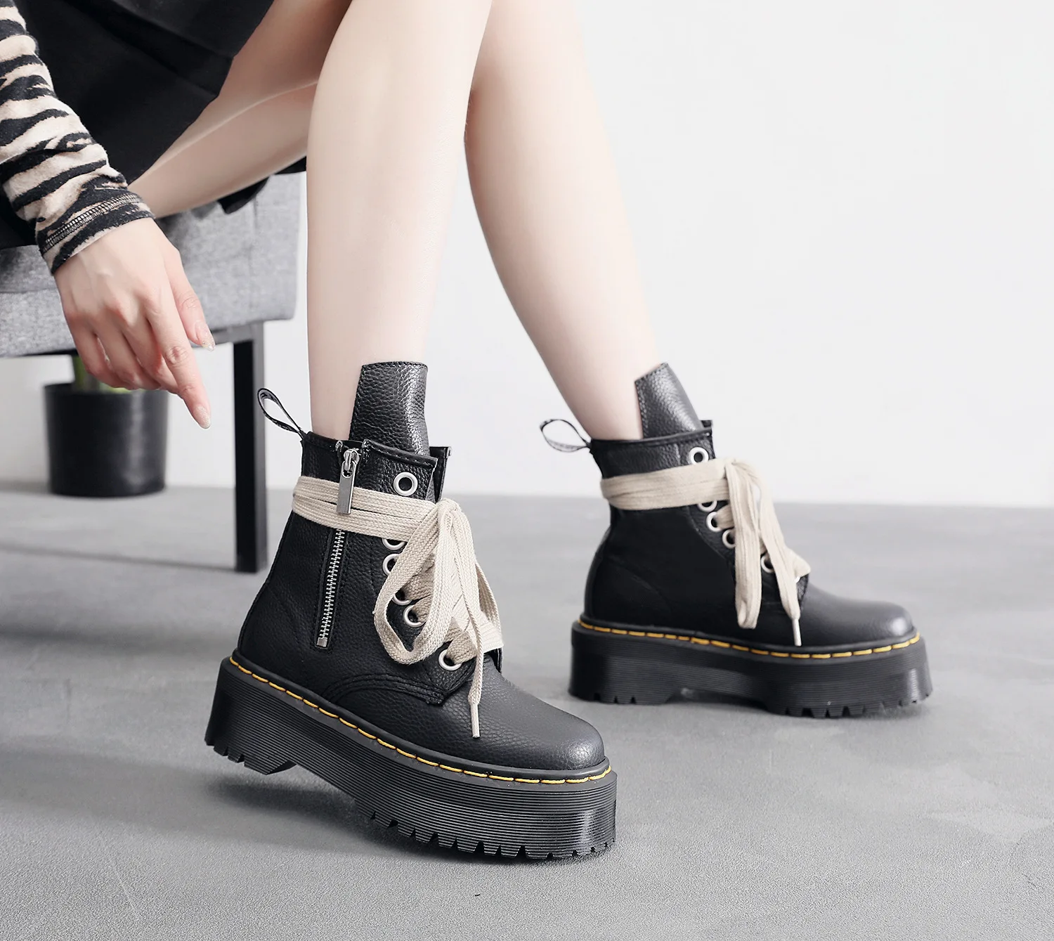 Back Zipper Botas Mujer 2024 Tendencia Lychee Pattern Black Leather Short Boots For Women Muffin Thick Flat Sole Bandage Tacones