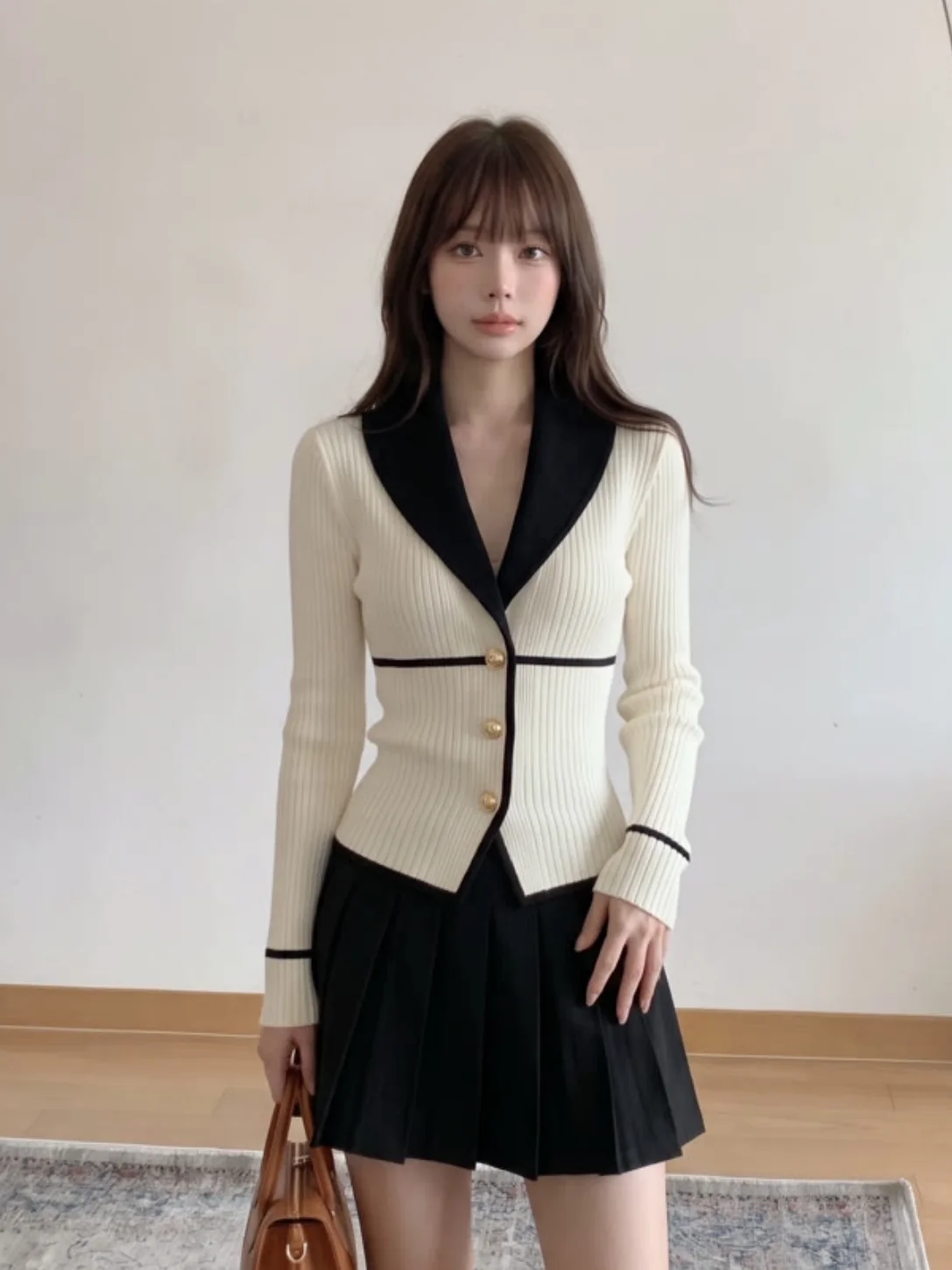 French Style Long Sleeve Knitted Sweater Women's Slim Fit V-Neck Color Block Waist-Cinching Slimming Top for Autumn