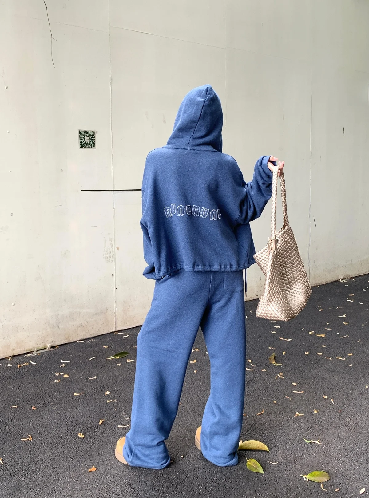 

Комплект из двух предметов: женская повседневная куртка с капюшоном на молнии и длинными рукавами, а также брюки с широкими штанинами, вышитая толстовка-куртка, коллекция Осень 2025