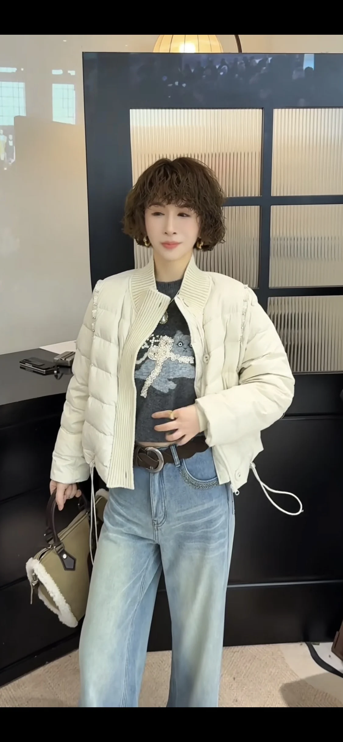 

Новая женская зимняя куртка 2025 года: модный, универсальный, свободный крой в европейском стиле, с эффектным дизайном, идеально подходящий для любого образа.