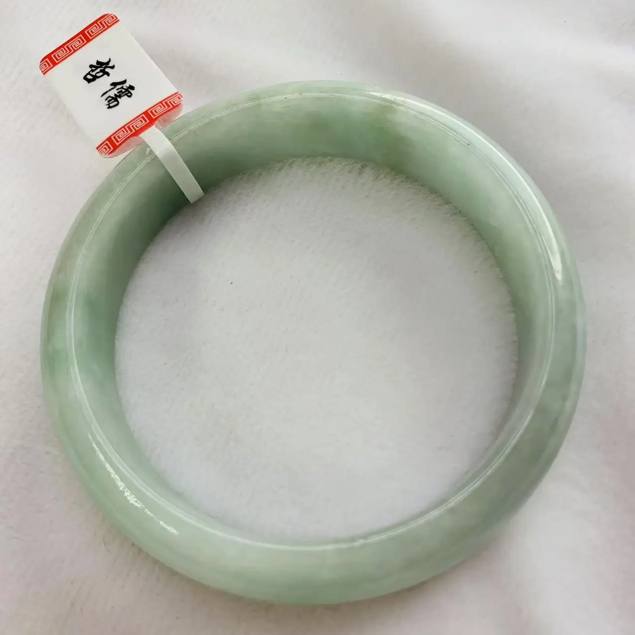 

Один предмет, один изображение, настоящий натуральный светло-зеленый нефритовый браслет диаметром 57 мм