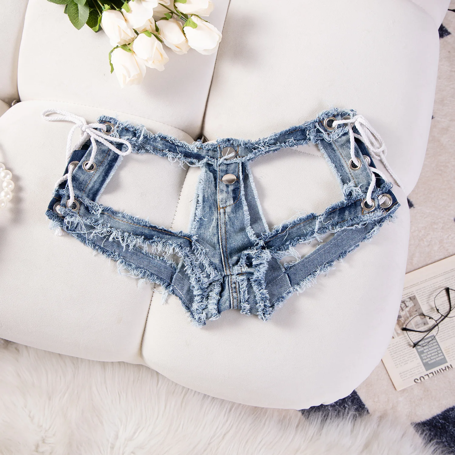 

Новые джинсовые супершорты с низкой посадкой, вырезами и шнуровкой