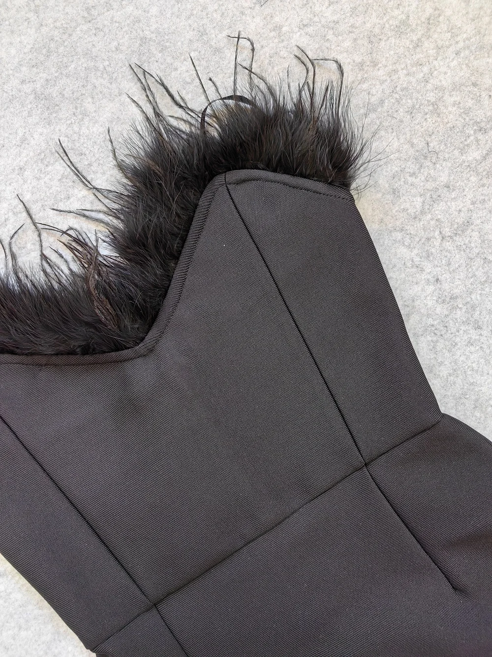 فستان حفلات مسائية عالي الجودة من الريش الأبيض للنساء لصيف 2025 وشوكة مفتوحة وأشرطة سوداء بدون ظهر