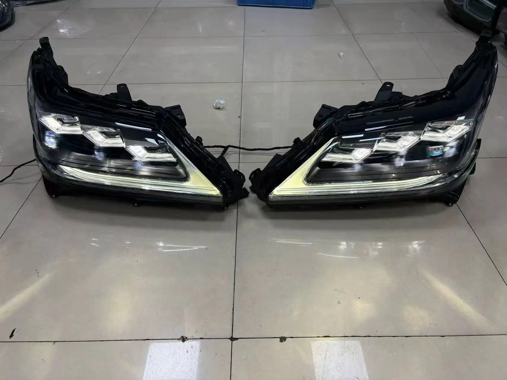 Suitable for Lexus 16LX570 headlights 16-22 models 8118560J60 8114560K80 cross-border