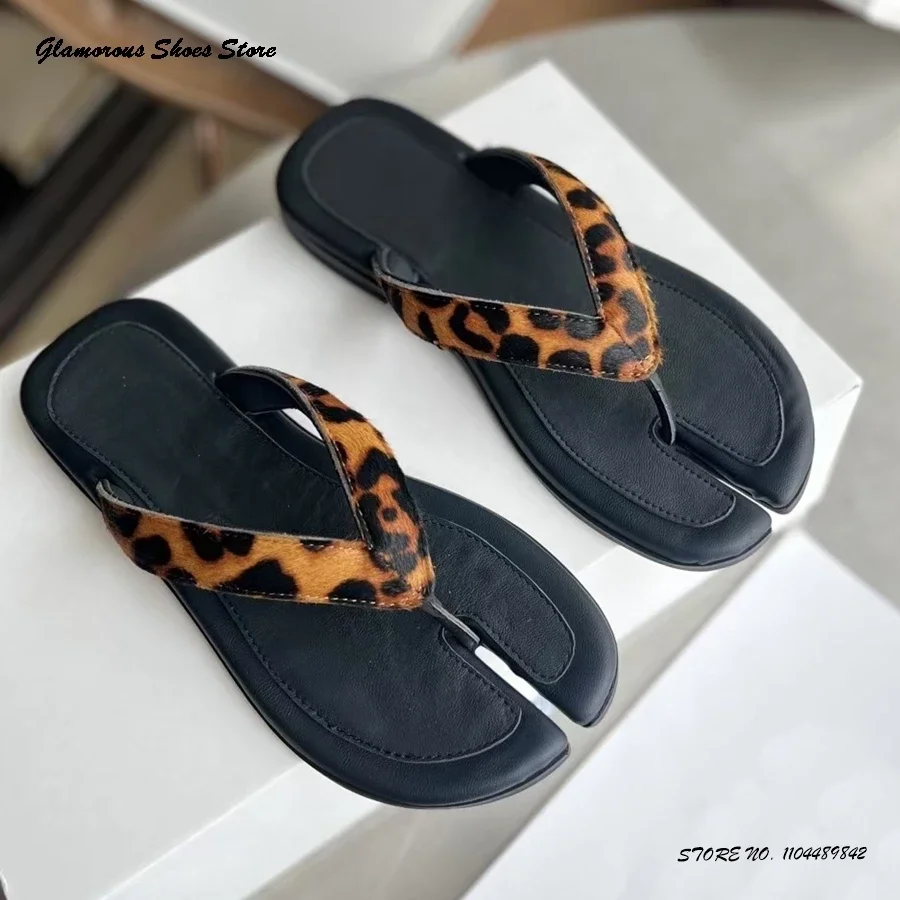 

Кожаные шлепанцы с леопардовым принтом, женские повседневные шлепанцы на плоской подошве с разрезом на весну и лето, модные пляжные прогулочные туфли на плоской подошве в уличном стиле