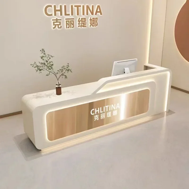 

прием, небольшой бизнес-зал, подиум для церкви, салон красоты, мебель, кассир, роскошная стойка, L-образный стол, стойка регистрации, салон