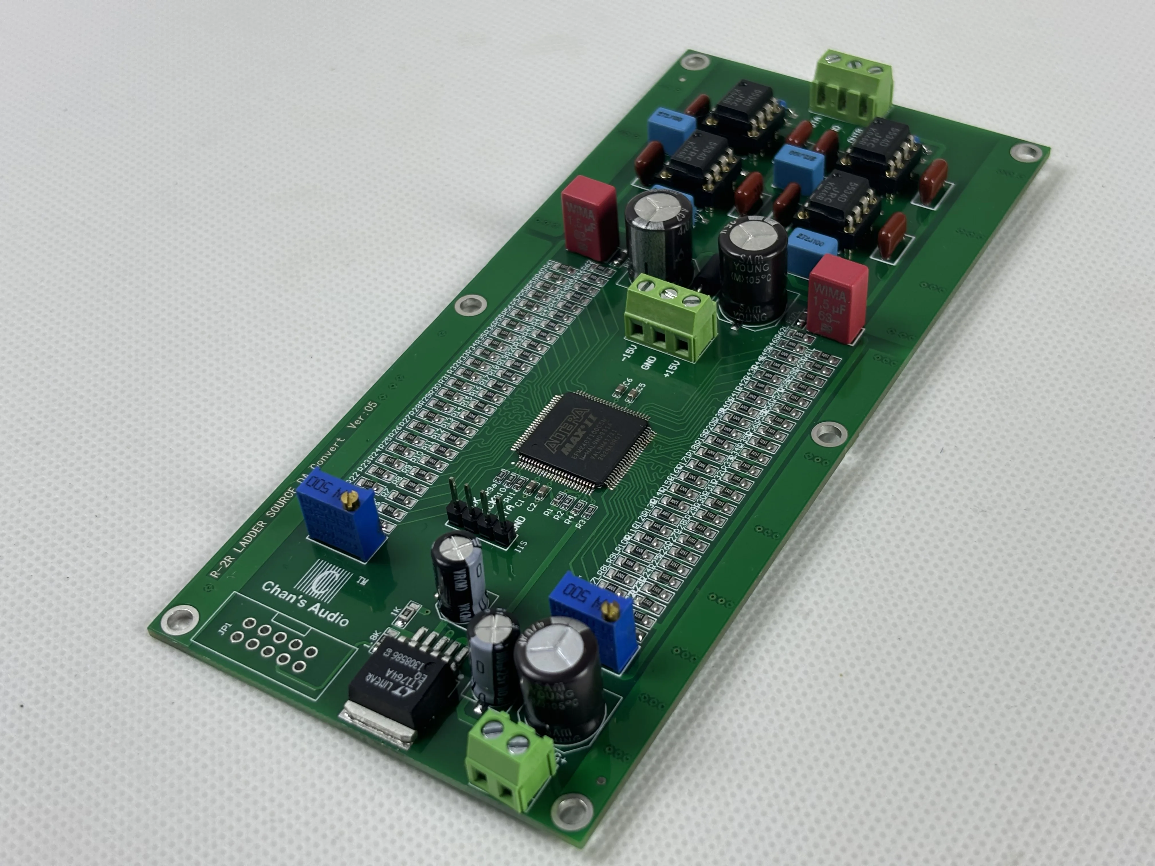 24 بت R2R DAC، ستيريو. يدعم أعلى معدل أخذ العينات PCM384KHZ