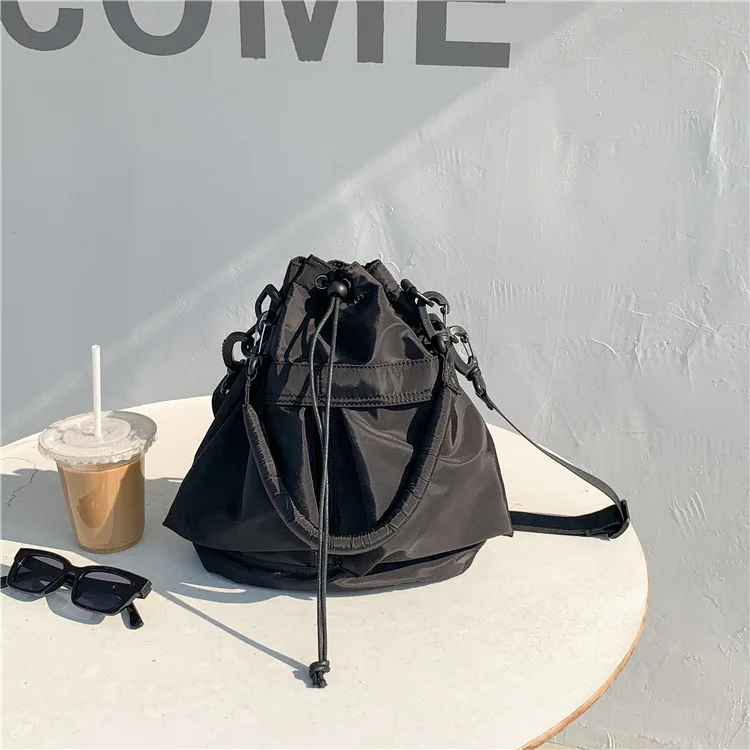 Men Women's Universal Drawstring Pleated Shoulder Crossbody Bag Large Capacity Casual Lightweight Handbag Nylon Bucket Bag