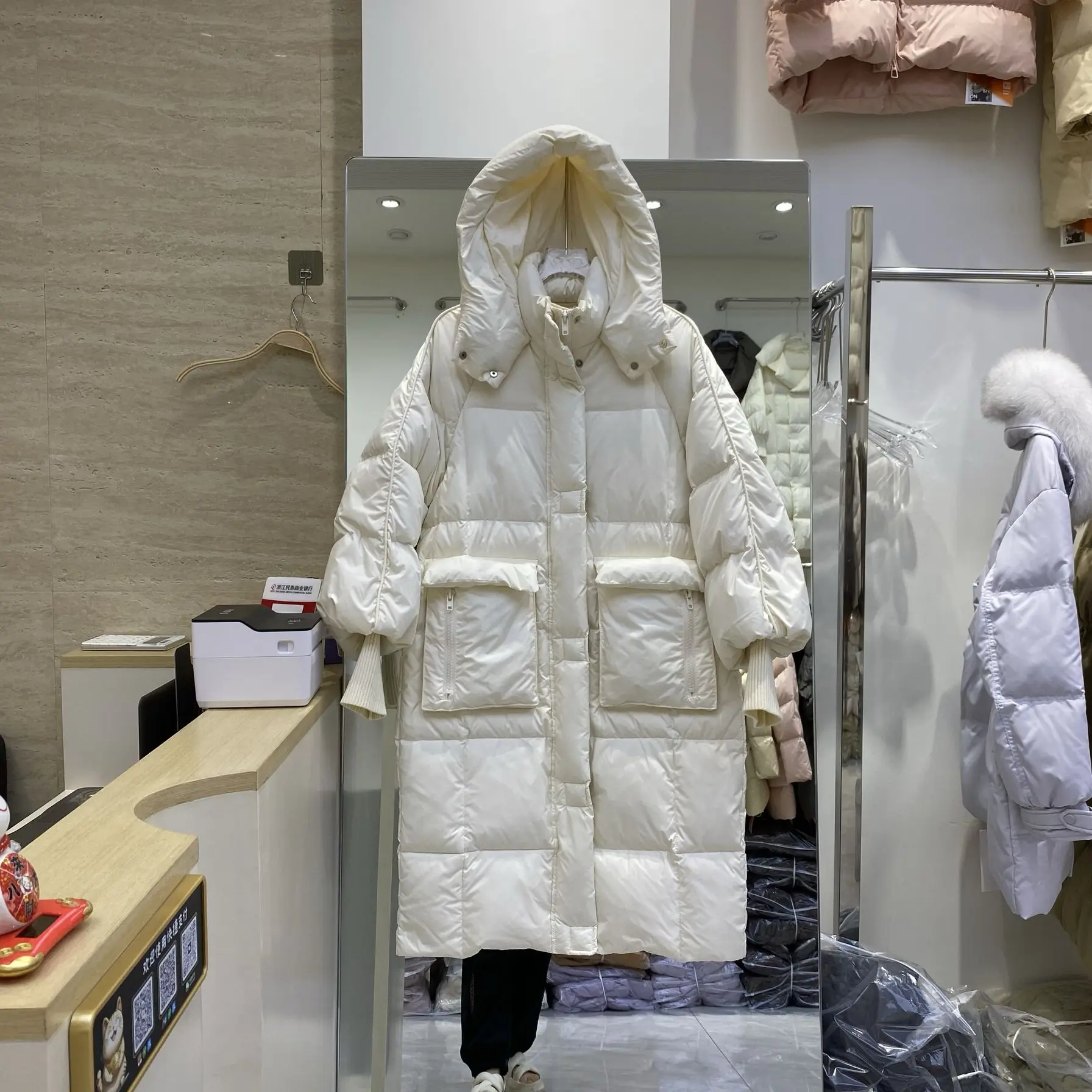 سترة نسائية شتوية جديدة لعام 2025 للتنقل سترة محبوكة بقلنسوة مقاومة للرياح وأكمام مستقيمة للأسفل