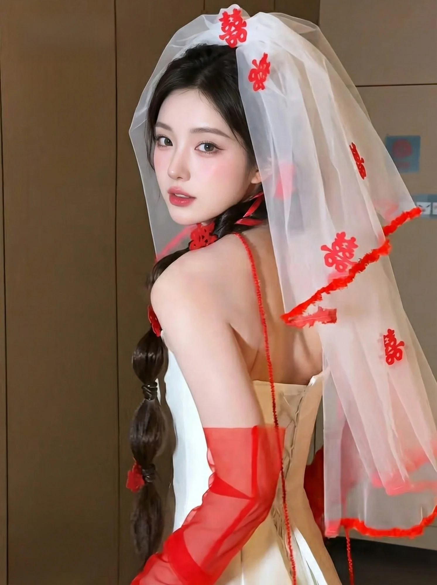 veu-de-noiva-vermelho-e-eco-de-cabeca-para-pedido-de-casamento-acorio-de-vestido-de-noiva-em-tule-volumoso-a