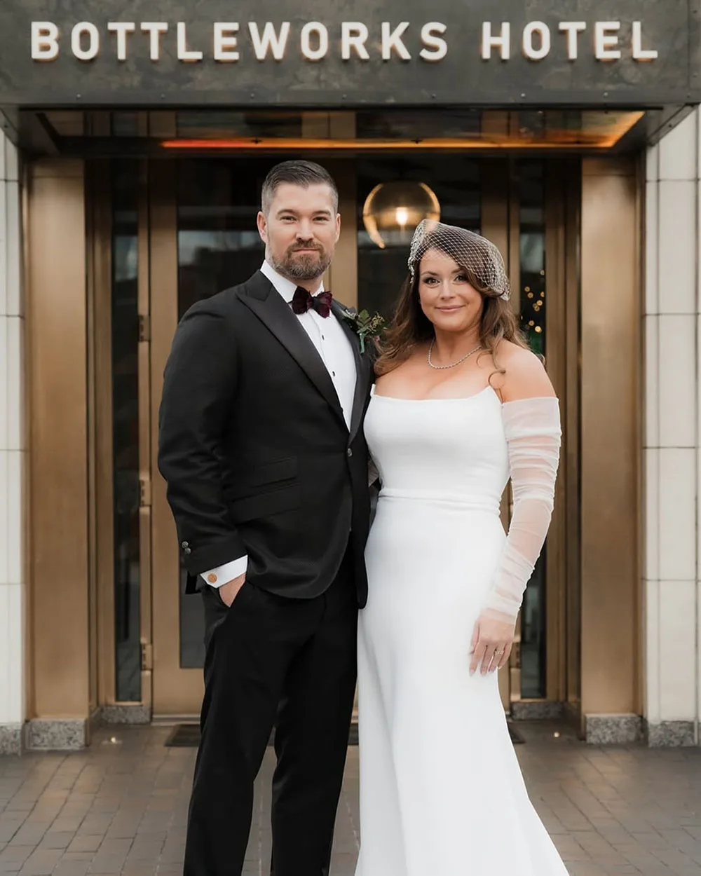 Robe de mariée personnalisée à manches longues, épaules dénudées, avec boutons, élégante, grande taille, queue longue pour femmes