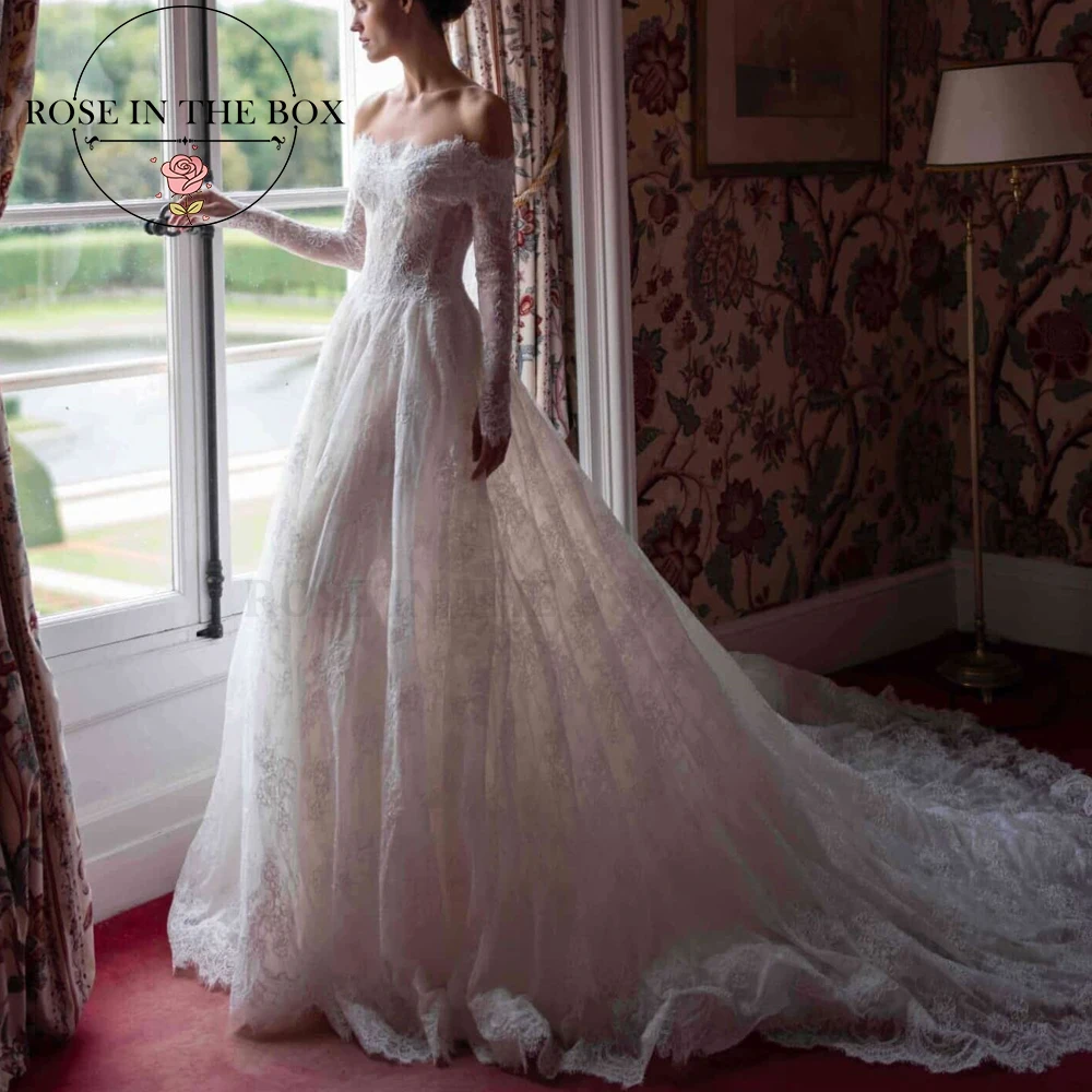 

ROSEINTHEBOX Элегантное кружевное свадебное платье с открытыми плечами по индивидуальному заказу, романтическое свадебное платье с длинными рукавами и соборным шлейфом