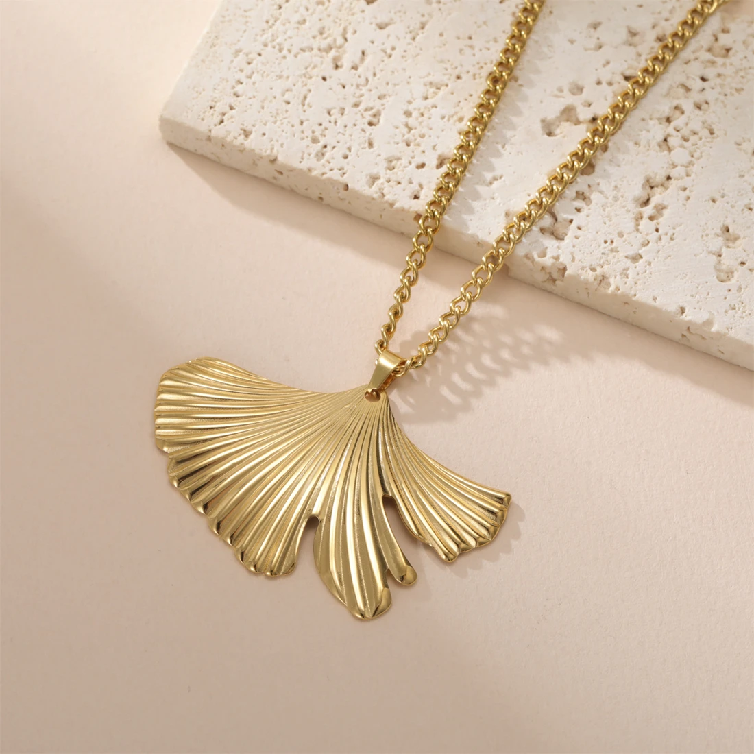 Eueavan Exquisite Ginkgo-Blatt-Halsketten aus Edelstahl, vergoldet, modische, unregelmäßige Blätter für Damen, wasserfester Schmuck, Geschenke – Detail 6