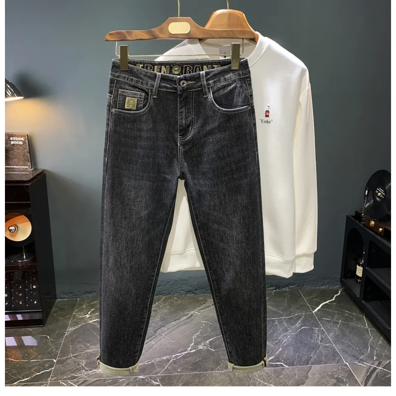 

Черно-серые мужские джинсы, осенний новый стиль 2024, трендовый принт с вышивкой, высококачественная мода, слегка свободные мужские брюки