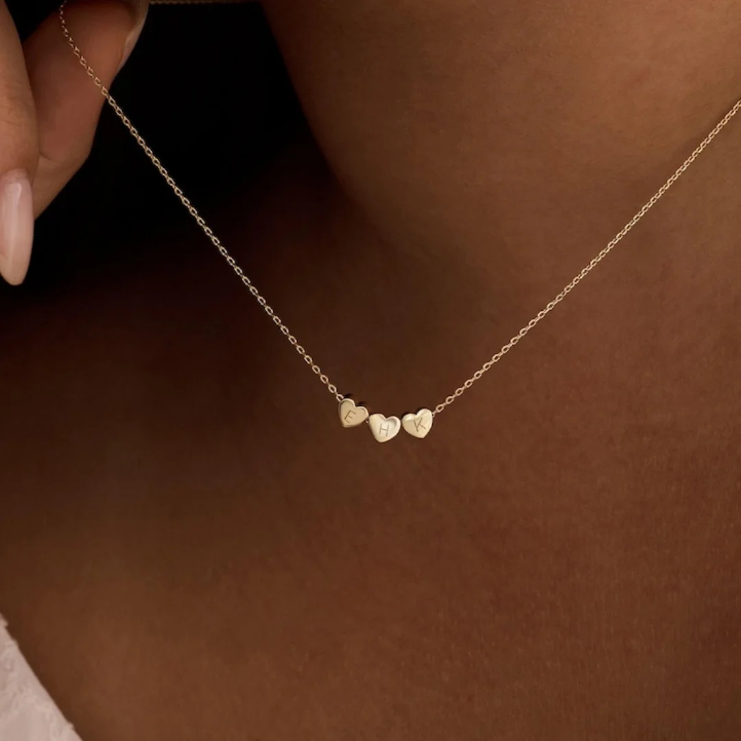 Benutzerdefinierte kleine 3D-Herz-Charm-Halskette mit goldenem Buchstaben-Familienhalskette aus Edelstahl, minimalistisches Weihnachtsgeschenk für Damen