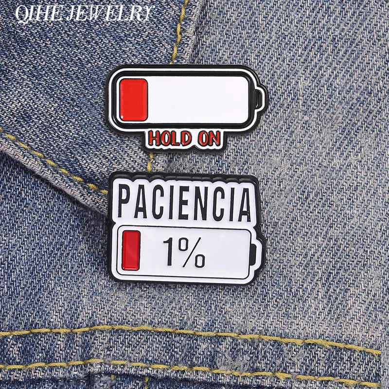 Paciencia 1% - Pin de Esmalte com Citação Engraçada em Espanhol: 'Espere, Bateria Fraca' (Barra Vermelha 1%) - Broche de Metal, Crachá de Lapela, Joia, Presente para Amigos