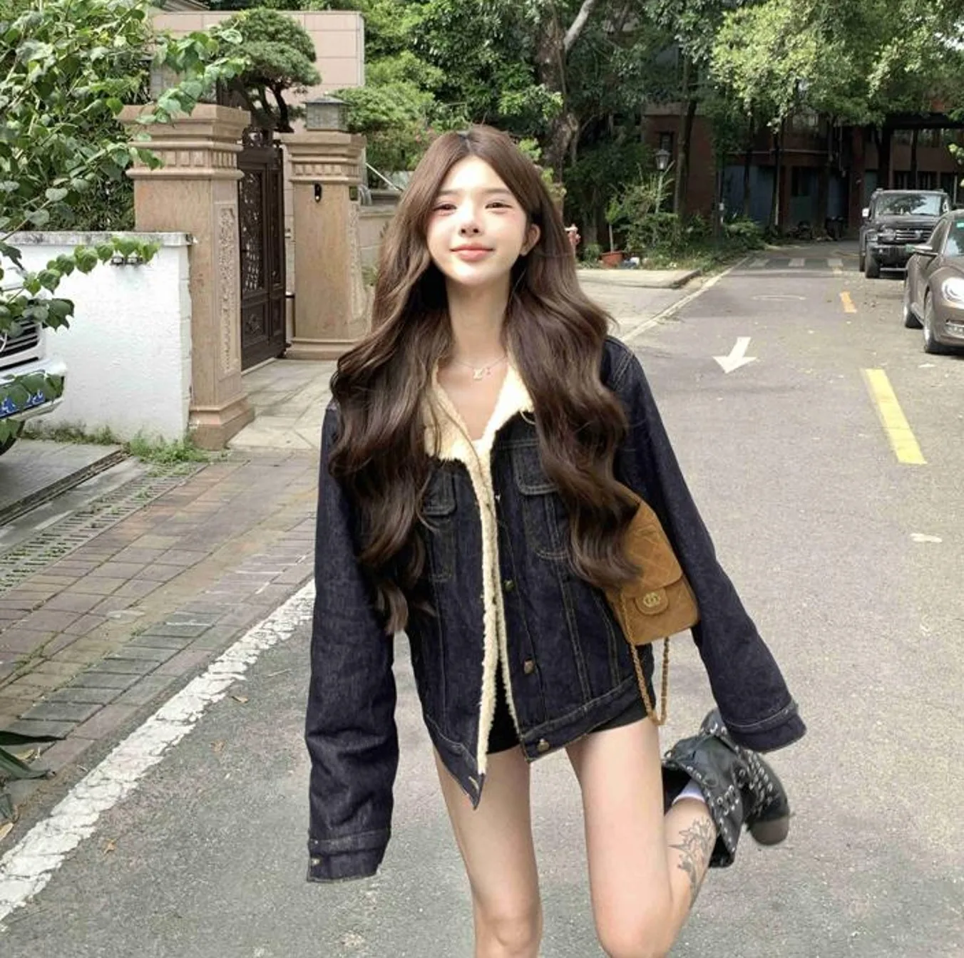 

Джинсовое пальто с капюшоном, меховая плюшевая женская осенняя укороченная пуговица в британском стиле, городская социальная сборка, меховая подкладка, пояса-стойка Y2K