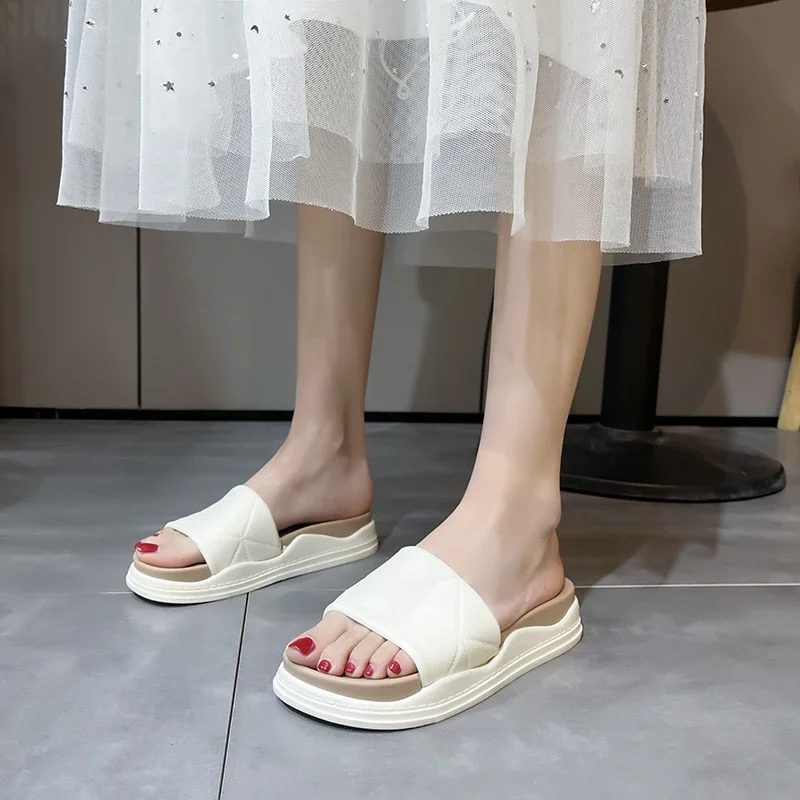 2024 New Female Spring and Summer Wear Thick Bottom Triangle Grid Home One Word Thick Bottom Trend Slippers