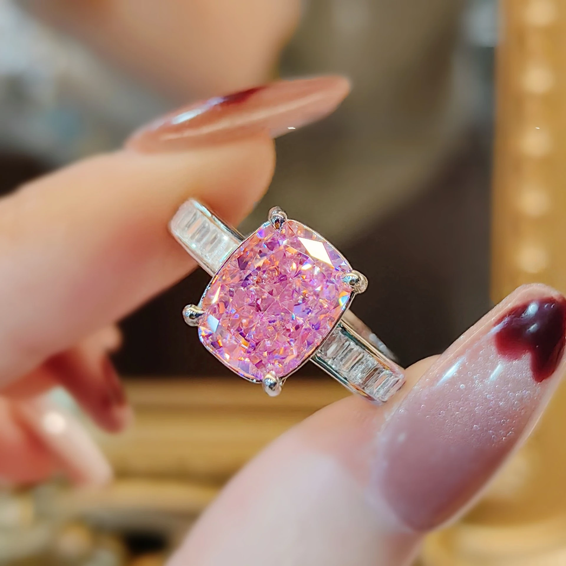 Rechteckiger Ring im koreanischen Stil mit Farbverlauf, aus rotem Korund und 925er Sterlingsilber – ein modischer, schlichter und eleganter Schmuck für Damen. – Detail 6