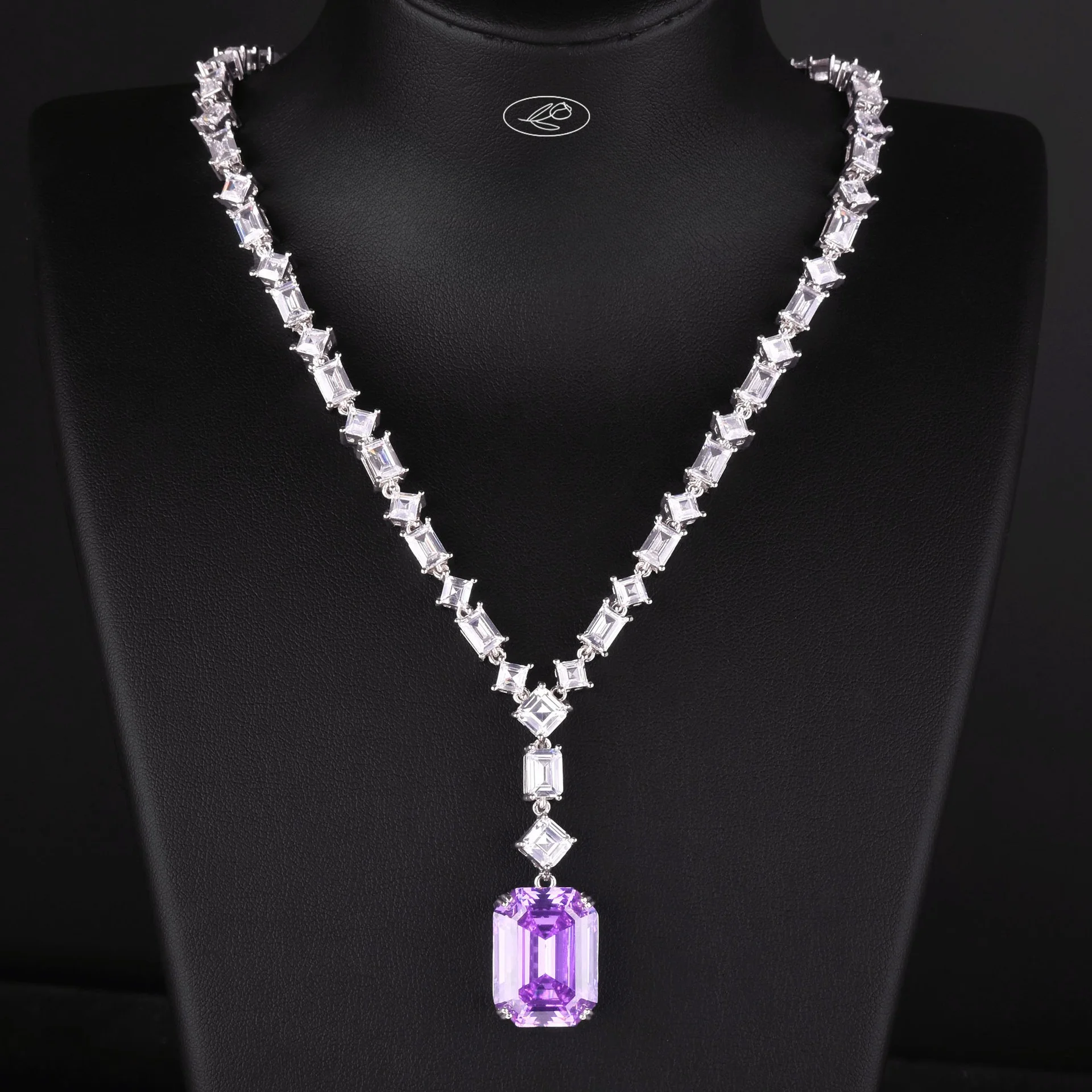 Stylish and Glamorous Necklace with Rediene Ice Flower Cut and High Carbon Diamonds for Fashionable Women