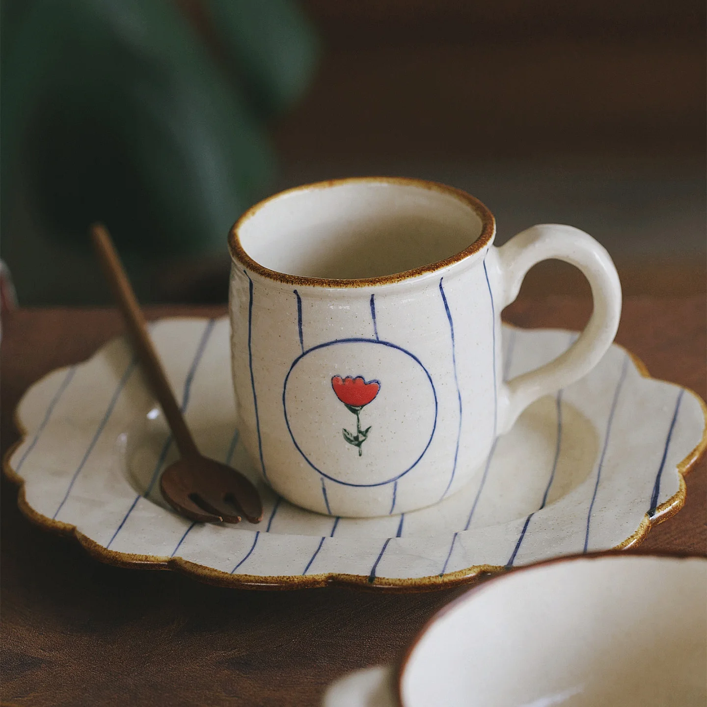 

Милые керамические кружки ручной росписи для кофе, молока, сока, завтраков, чая. Подарки для женщин. Производство Китай. Без крышки. С растительным и цветочным узором.