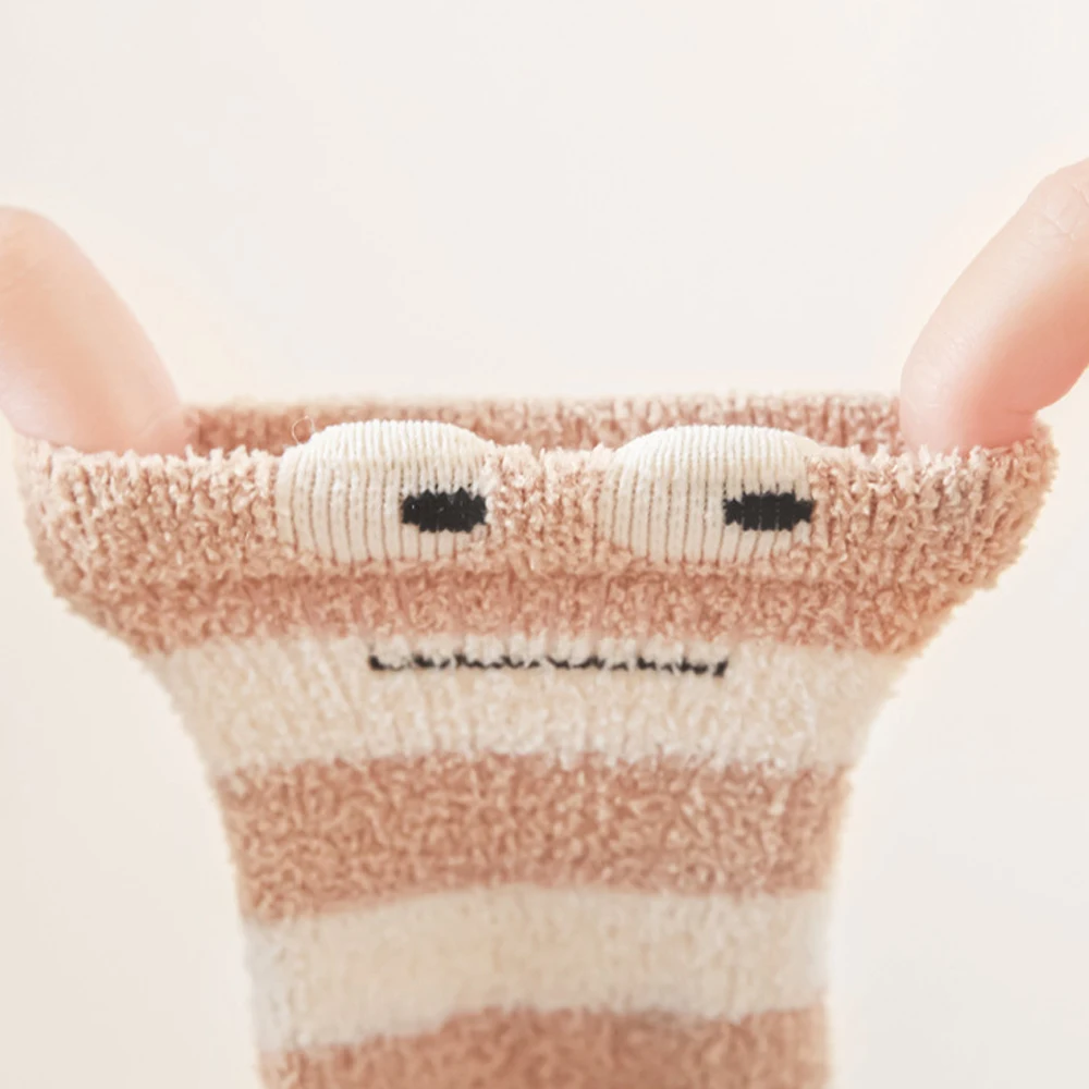 5 Paar/Lot Korallenfleece-Babysocken, Herbst-Winter, dicke, warme Socken für Kleinkinder, mittelhohe Socken, niedliche Cartoon-Frosch- und Streifenmuster, weiche Socken für Kleinkinder – Detail 6