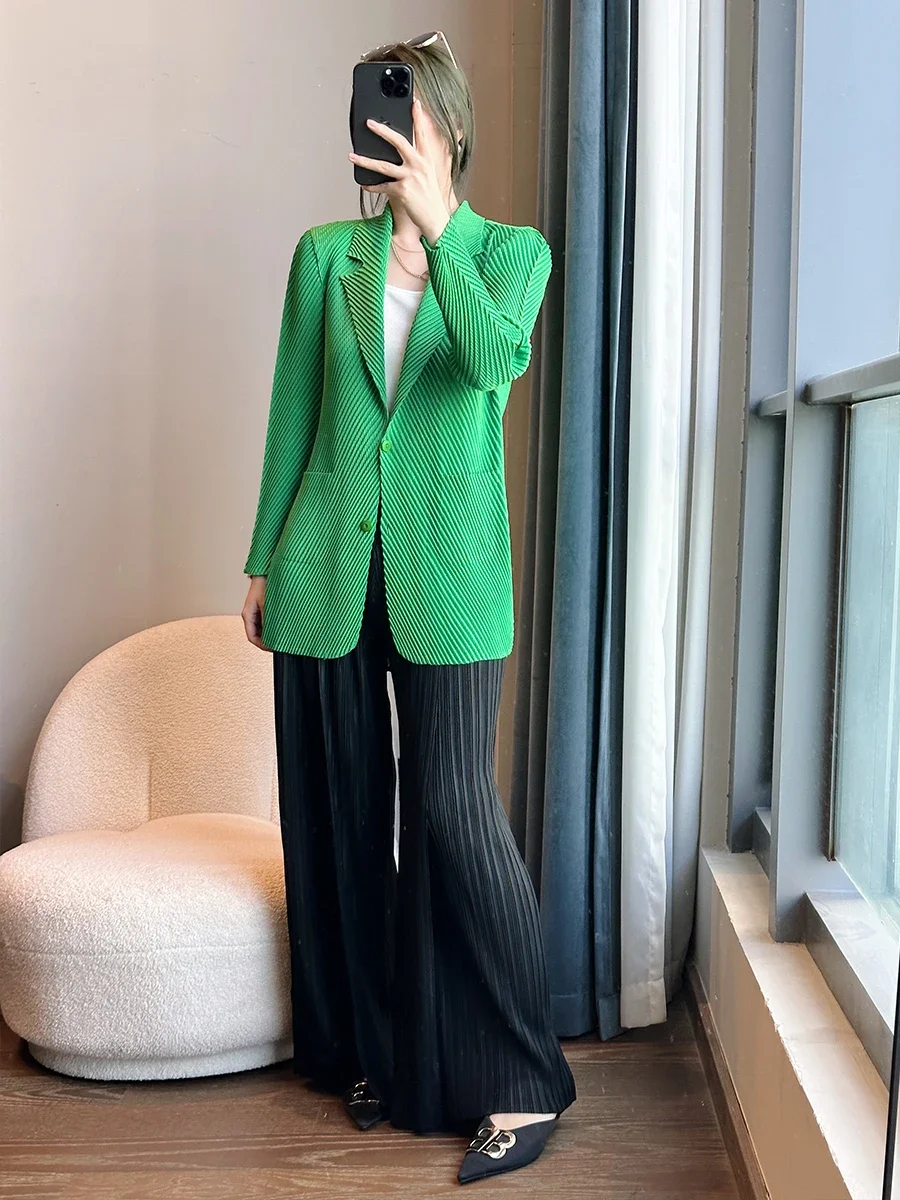 2026 Autumn New Fish-scale Pleated Sport Jacket, a Fashionable And Casual Long-sleeved Light Jacket Miyake Pleats