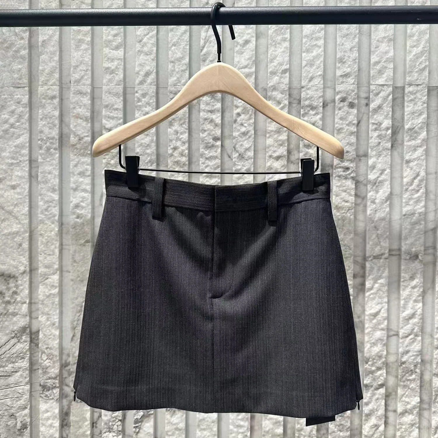 

Минималистичная короткая юбка А-силуэта с высокой талией, разрезами и вертикальными полосками. Новинка весенней коллекции. Женская модная юбка премиум-класса.