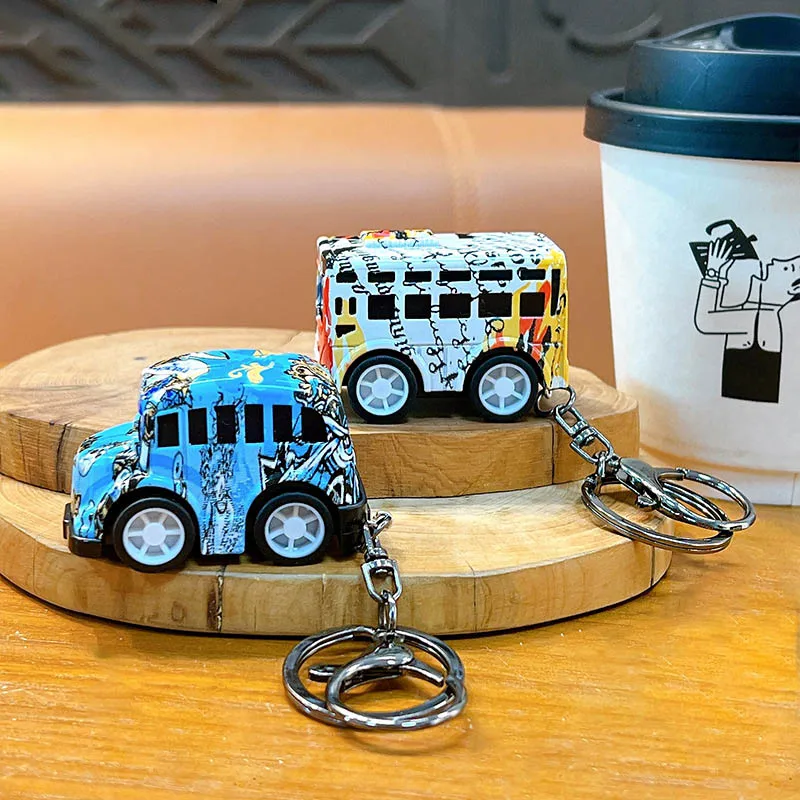シミュレーション合金落書きバス車のおもちゃモデルキーホルダーペンダントクリエイティブ子供プルバック車のおもちゃダイキャストカーバックパック装飾