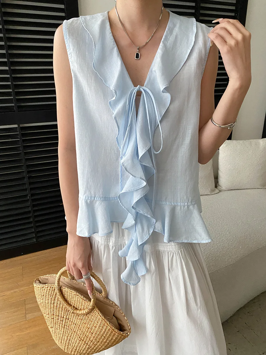 Sommerliche Damen-Weste in einfarbigem Design mit Rüschenkante und V-Ausschnitt, ärmellos. – Detail 19