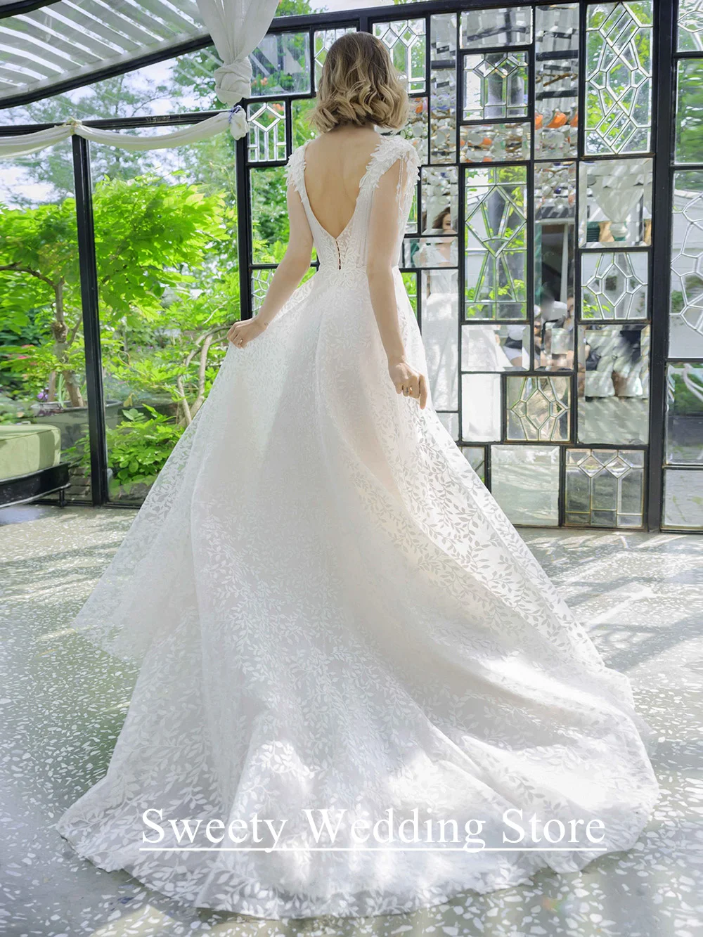 Exquisite Lace Wedding Dress Woman Bride Gown Customzied Deep V Neck Sleeveless Applique Court Train Backless Bridal Dresses