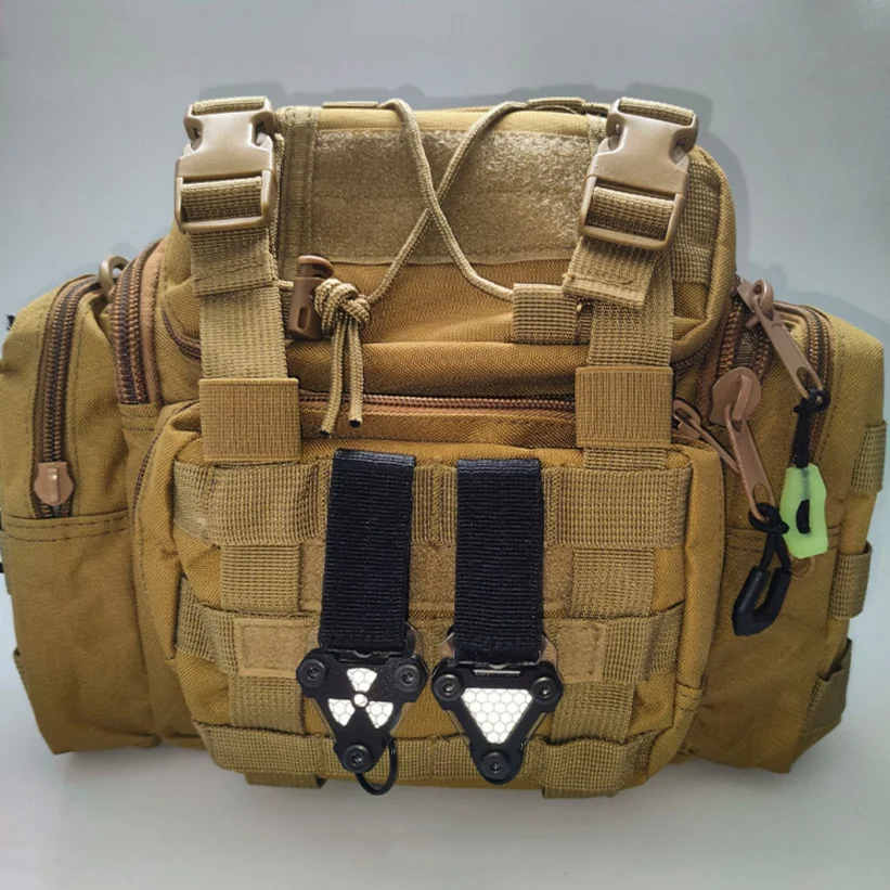 Luz reflectante triangular MOLLE para mochila táctica - imagen 3