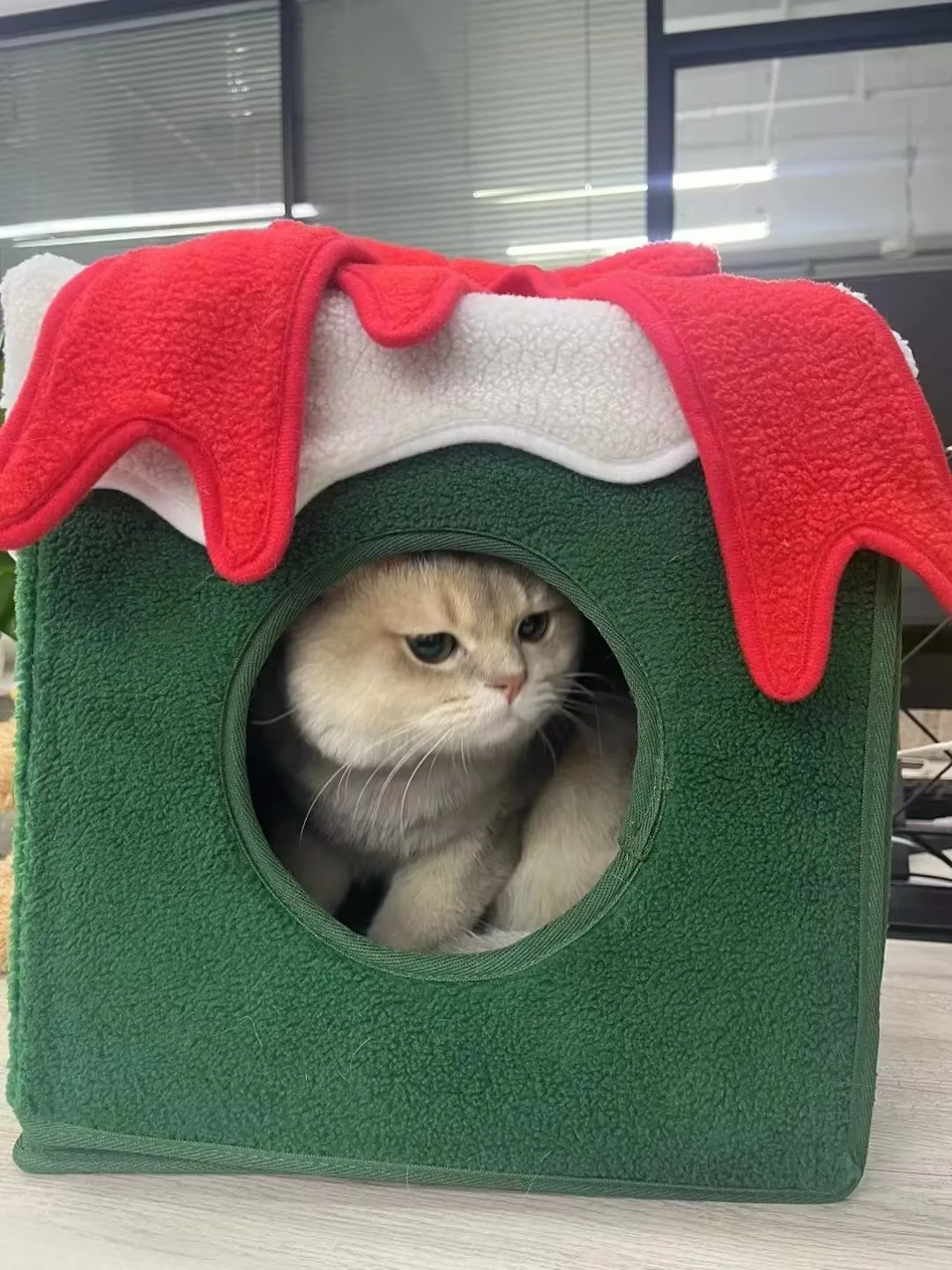 

YOKEE Christmas Gift Box Cozy Nest Cat Cave, Dog Kennel, Winter Warm House, Four Seasons, Universal Sweet Kittens Basket Bed