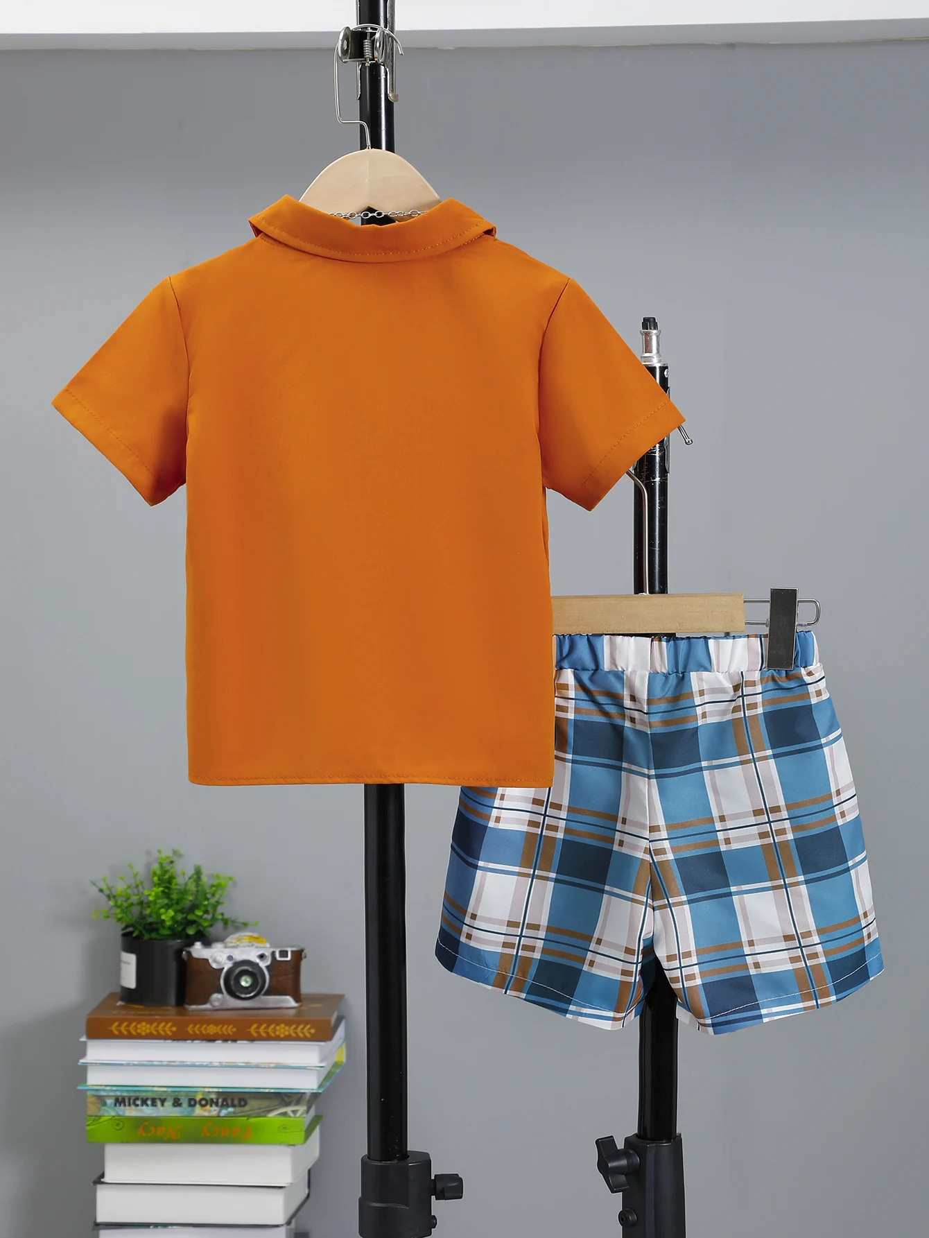 Spring and Summer Boys' Solid Color Caramel Short-Sleeve Turn-Down Collar Cardigan Jacket and Blue-Brown Plaid Shorts Set for Little Boys, Casual and Stylish, Versatile for Outings and Vacations, 2-Piece Set