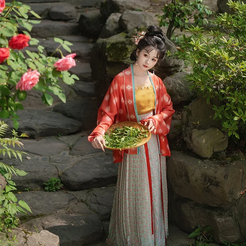 

Повседневный комплект в стиле Тан: оригинальный дизайн, рубашка с прямым воротником на пуговицах и шорты-ханьфу. Новинка лета. Женская одежда.