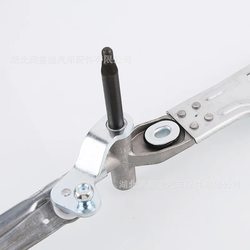 

Applicable to Dongfeng Fengshen S30 front wiper linkage rod Fengshen S30 wiper swing rod