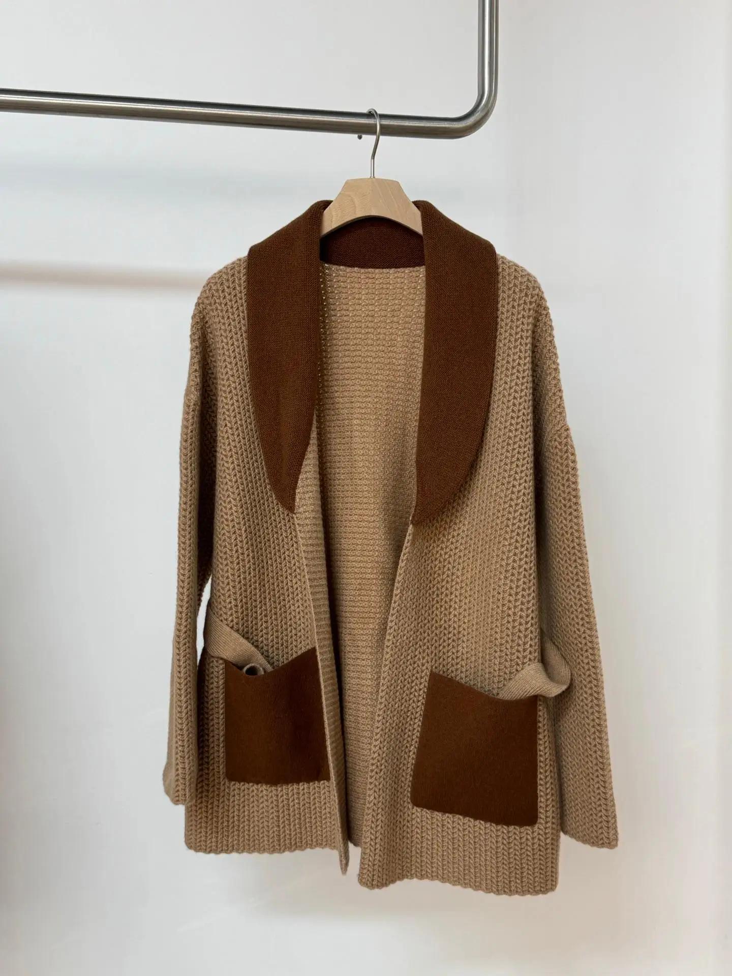 Jesienny luksusowy damski kardigan z klapami, dekoltem typu wrap-on, wykonany w 100% z kaszmiru.