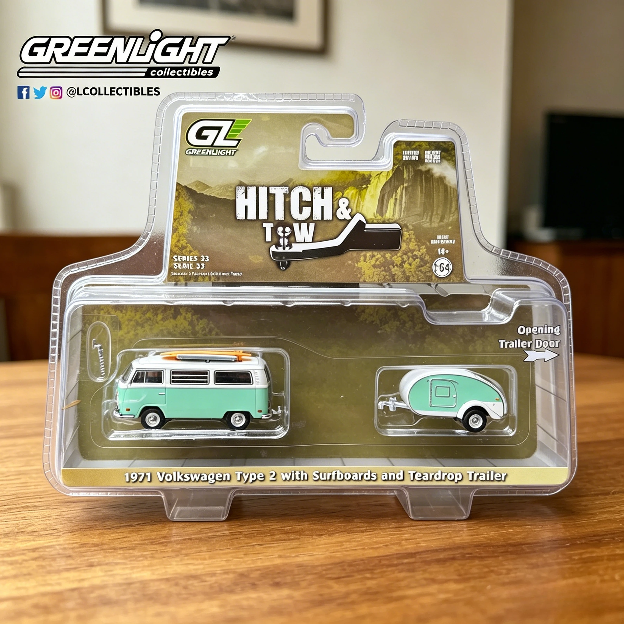 

GreenLight 1:64 Hitch Trailer Series #33-1971 Volkswagen T2 with Surfboard and Teardrop Trailer Alloy Car Model Collectible