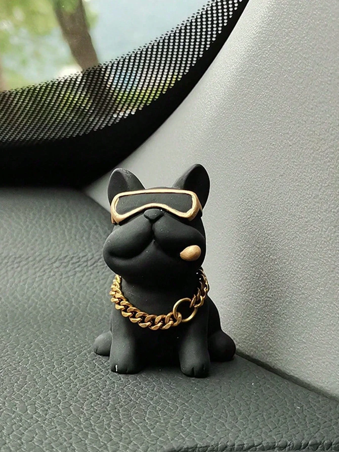 Decoração de carro de buldogue de resina fofa com corrente de ouro e óculos – ornamento de painel divertido para amantes de cães, acessórios de interior de carro humorístico