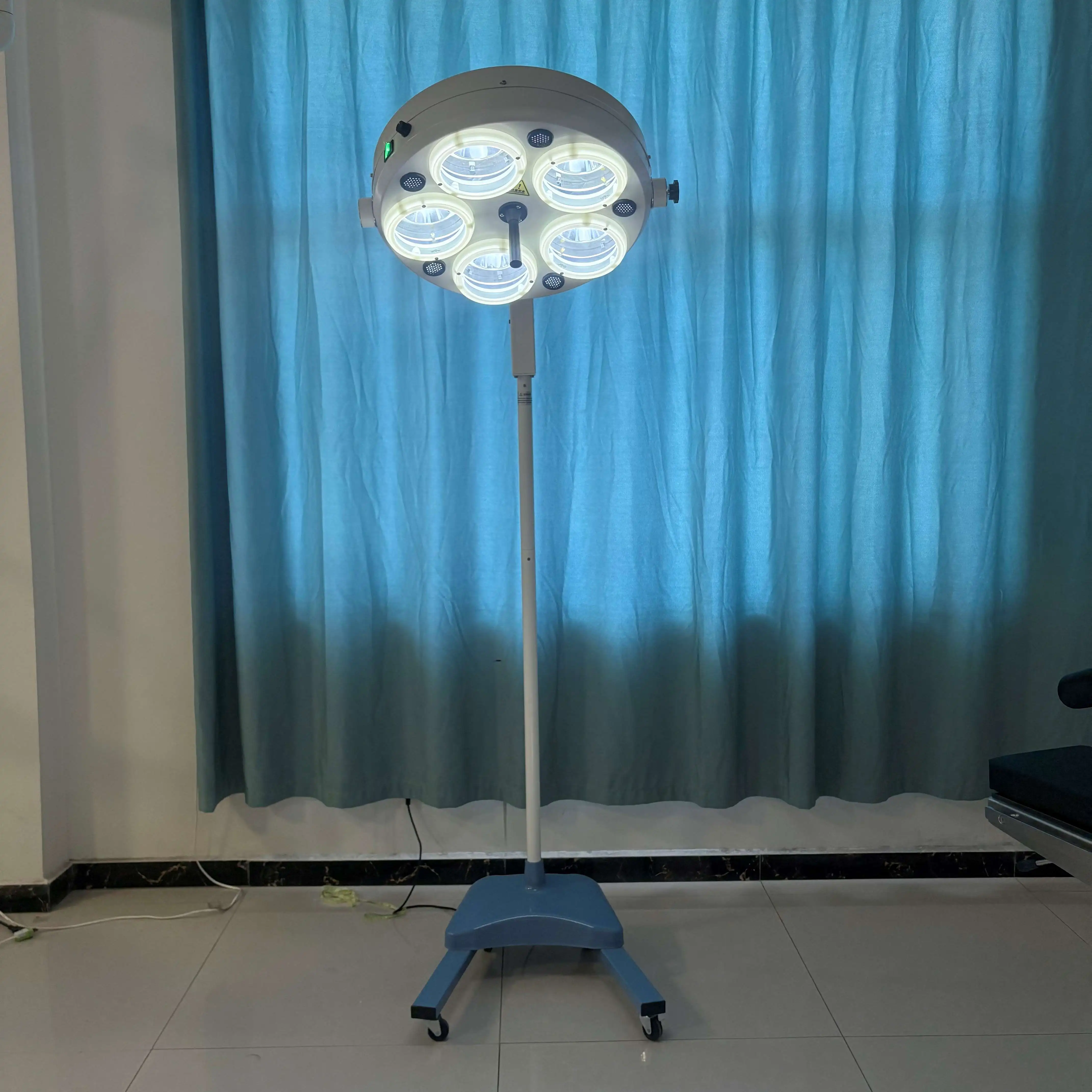 

Hot Sale Hospital Equipment Vertical LED Lamp Veterinary Portable Mobile Operating Theatre Lights