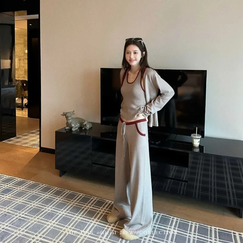 A Pure and Stylish Color-blocking Knitted Vest, Cardigan, Casual Pants and Pajamas for Women. This Three-piece Set A New Autumn