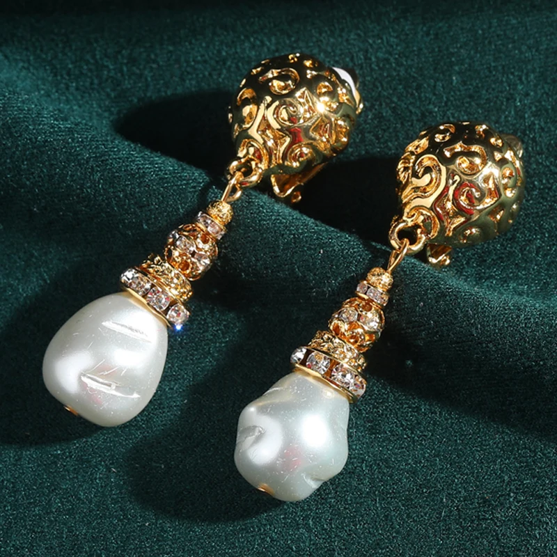 

Vintage Baroque Pearl Pendant Drop Earrings Gold Color Hollow Woman Antique Elegant Uxury Designer Jewelry Zircon Wedding New