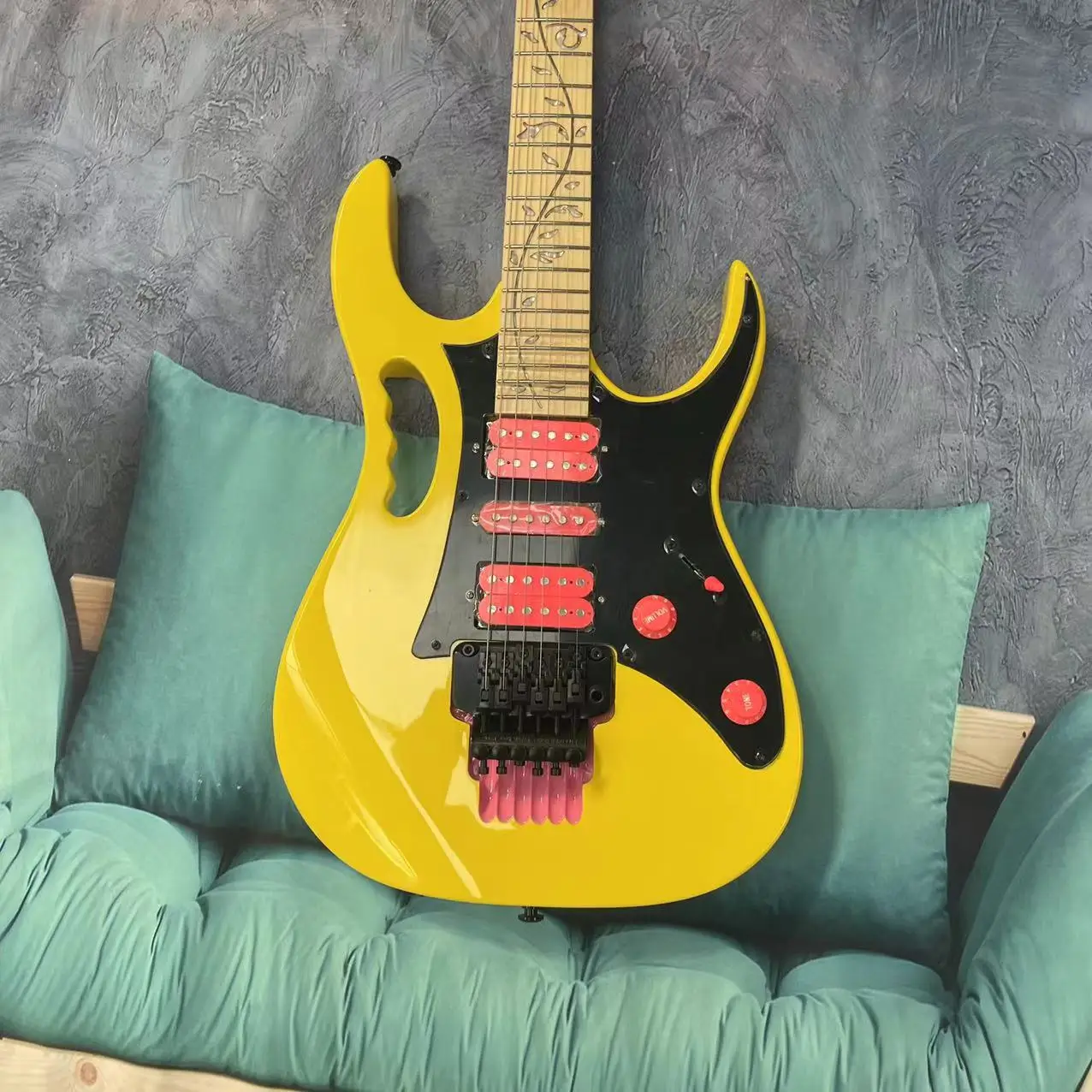 Guitare électrique avec 6 tranches, corps jaune, touche en érable, piste en érable, vraies images d'usine, commande peut être reprise ée, livraison gratuite