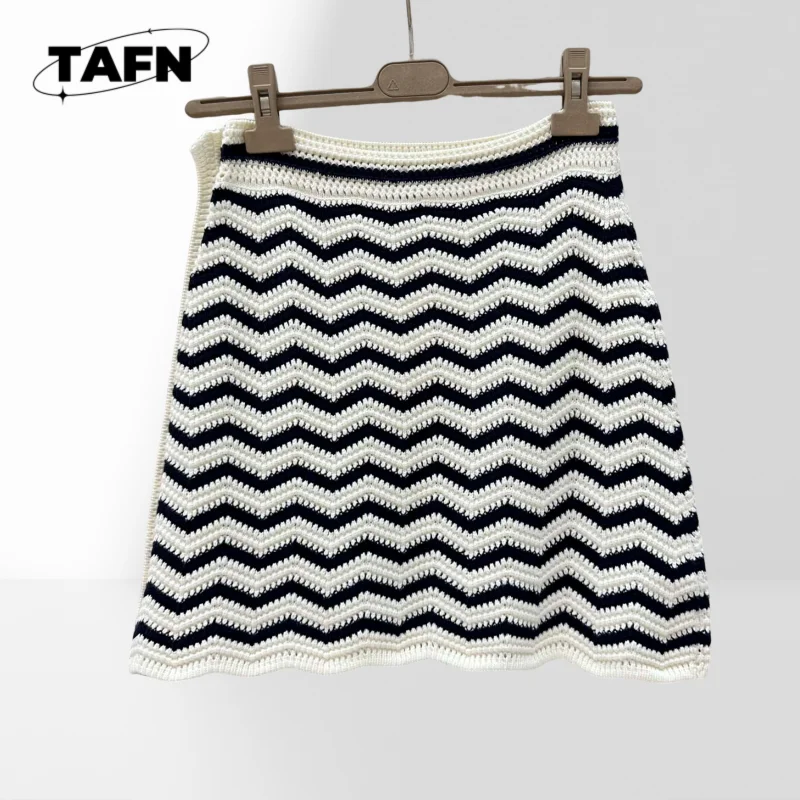 تنورة صيفية محبوكة بنمط مموج باللونين الأبيض والأسود: مجموعة تنورة نسائية كاجوال مع TopAG3119 عصري